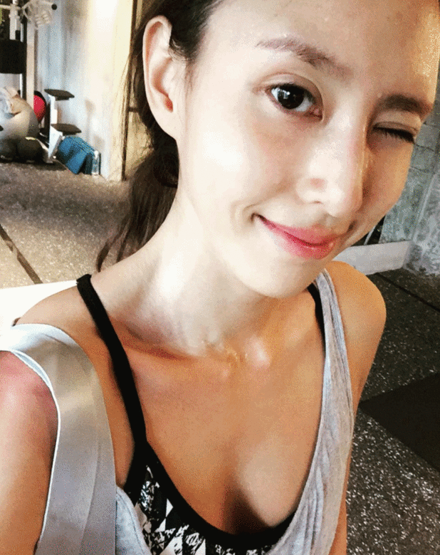 之後房思瑜朋友建議她嘗試做深蹲,於從靠牆深蹲開始,鍛鍊自己的臀大 之後房思瑜朋友建議她嘗試做深蹲,於從靠牆深蹲開始,鍛鍊自己的臀大