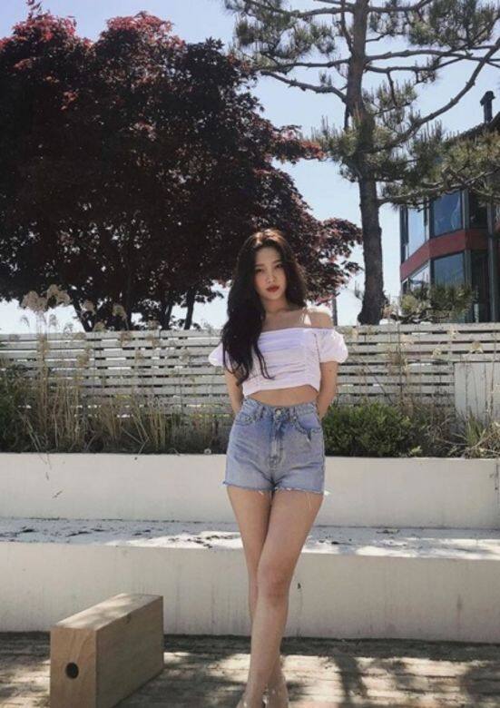 Red Velvet的Joy的精緻的五官、水光肌和美好身材引起眾人的熱烈討論! Red Velvet的Joy的精緻的五官、水光肌和美好身材引起眾人的熱烈討論!
