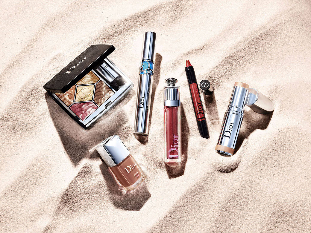 Dior 今年夏季彩妝系列以沙漠中的沙丘為出發點,地平線上的藍天、明媚的 Dior 今年夏季彩妝系列以沙漠中的沙丘為出發點,地平線上的藍天、明媚的