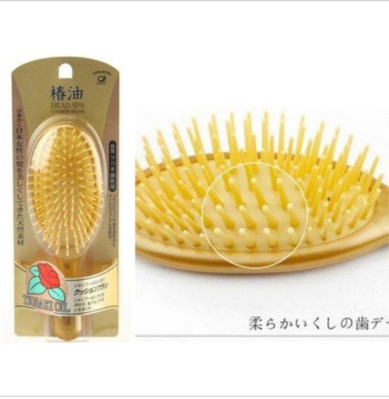 日本製的按摩梳，當中含有護髮功效的椿油(山茶花)成分，梳頭時梳夾層入