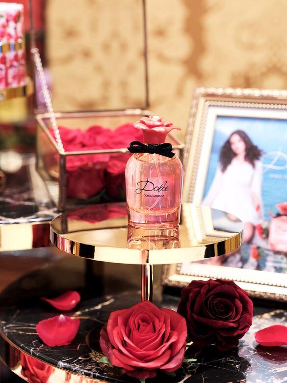Dolce Rose 淡香氛的玫瑰色玻璃瓶身飾以一條細黑羅緞絲帶，並繫上Dolce系列的