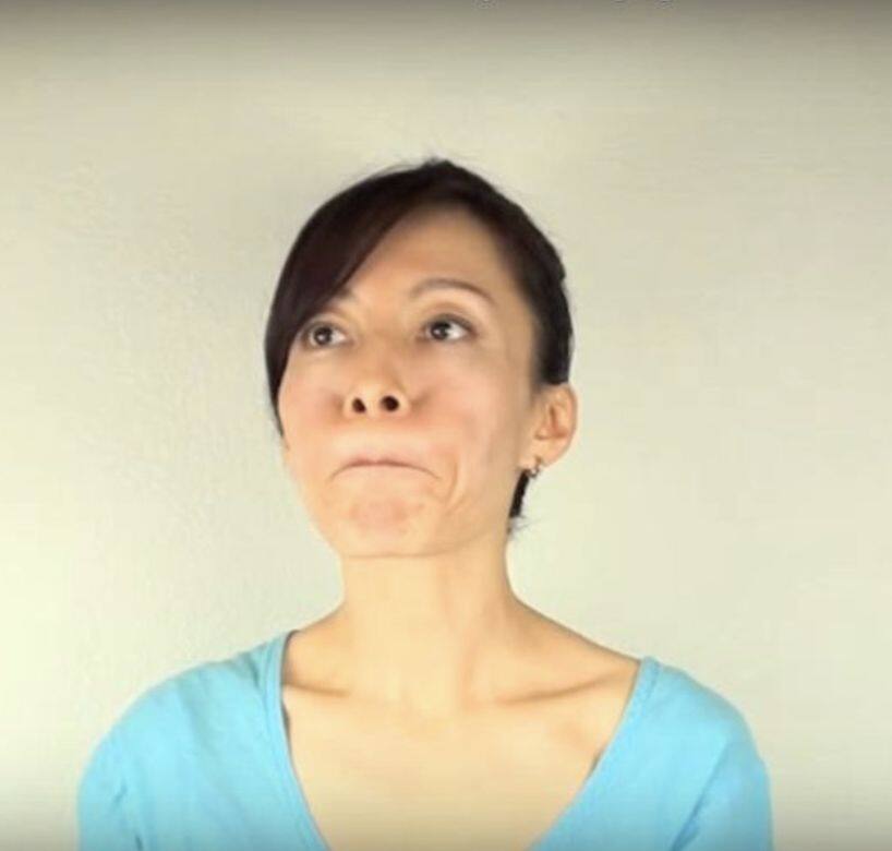 TIPS:要提升蘋果肌和淡化法令紋,動作跟漱口一樣,先在左邊口腔鼓起一口 TIPS:要提升蘋果肌和淡化法令紋,動作跟漱口一樣,先在左邊口腔鼓起一口