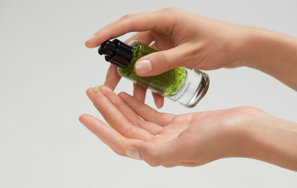 新鮮高效賦活ARMANI beauty還特別採用了活性微囊技術,為每瓶極致再生全效修 新鮮高效賦活ARMANI beauty還特別採用了活性微囊技術,為每瓶極致再生全效修