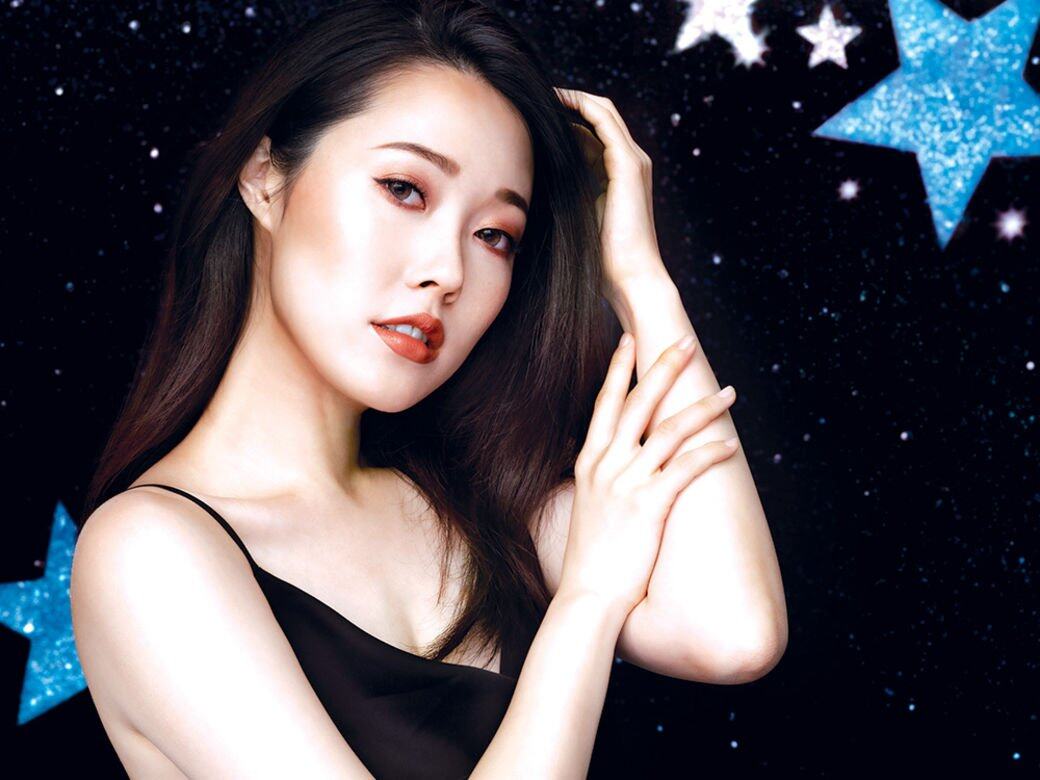 Sue Chang親身演繹Happy Glow閃爍金光眼妝, 散發女性嫵媚氣質。 Sue Chang親身演繹Happy Glow閃爍金光眼妝, 散發女性嫵媚氣質。