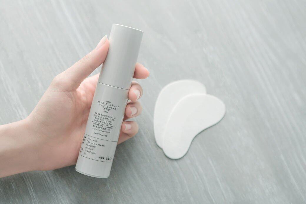 MTM Custom-Blended Eye Mask提供了兩款蘊含高濃度膠原蛋白的Collagen Pad供「選配」,分別可改善皺紋及減淡黑眼圈。你可因應眼周肌膚的不同狀態,而使用適合的 Collagen pad。Collagen Pad OutLine蘊含秋葵精萃,可擊退並預防皺紋及表情紋,全面 抗衰老。 MTM Custom-Blended Eye Mask提供了兩款蘊含高濃度膠原蛋白的Collagen Pad供「選配」,分別可改善皺紋及減淡黑眼圈。你可因應眼周肌膚的不同狀態,而使用適合的 Collagen pad。Collagen Pad OutLine蘊含秋葵精萃,可擊退並預防皺紋及表情紋,全面 抗衰老。