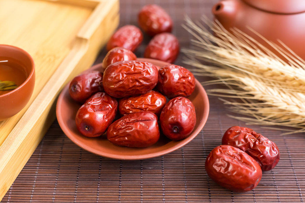 紅棗水功效-護肝、養血安神!紅棗味甘,性溫。歸脾、胃經。功效:補脾和胃、益氣生 紅棗水功效-護肝、養血安神!紅棗味甘,性溫。歸脾、胃經。功效:補脾和胃、益氣生