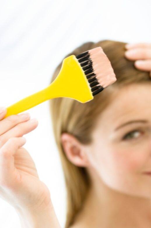 2.染髮時不要洗頭髮，可先把頭髮用噴壺噴至半濕，易梳理之餘也更容易