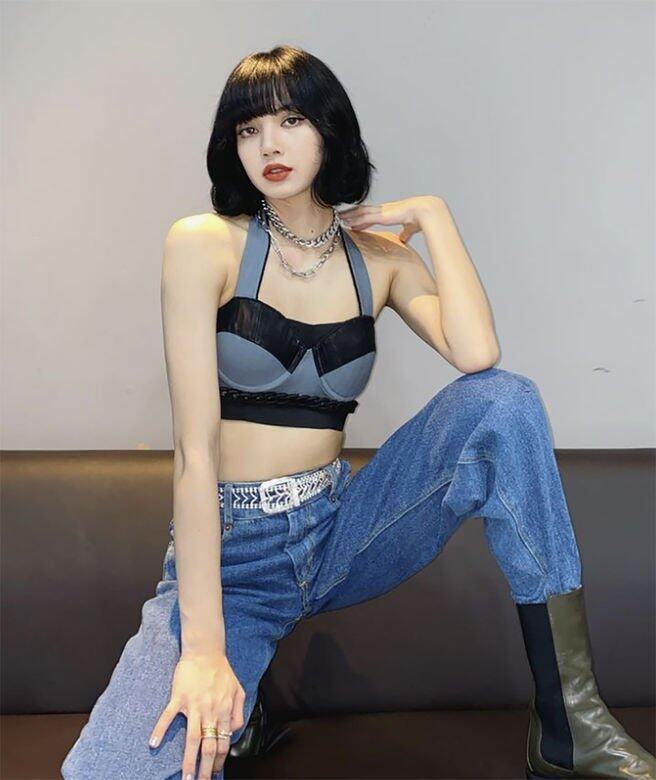 Lisa擁有線條分明的「骨感美背」,背部就無肥肉,看起來恍如「人間芭比」一樣擁 Lisa擁有線條分明的「骨感美背」,背部就無肥肉,看起來恍如「人間芭比」一樣擁