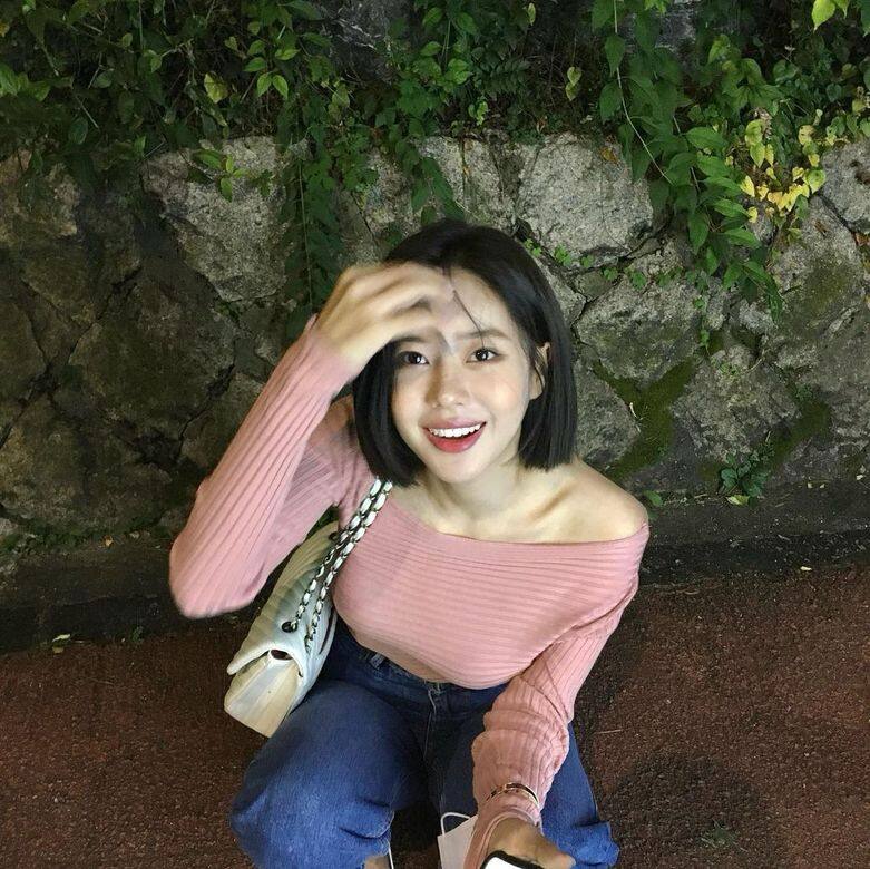 女成員中最突出的莫過於被稱爲萬人迷的女成員敏英,她年僅24歲,是最 女成員中最突出的莫過於被稱爲萬人迷的女成員敏英,她年僅24歲,是最