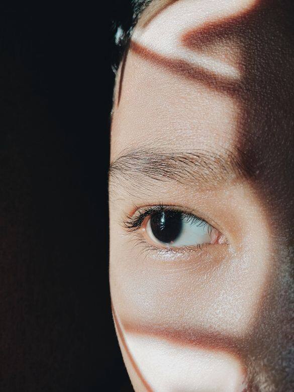 黑眼圈的出現，最令人煩惱的是四周膚色同時會變得暗沉、眼下皮膚浮腫