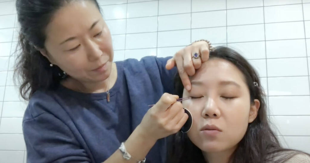韓國明星化妝師Hong從事化妝師已20多年，經驗豐富的她除了擁有個人頻