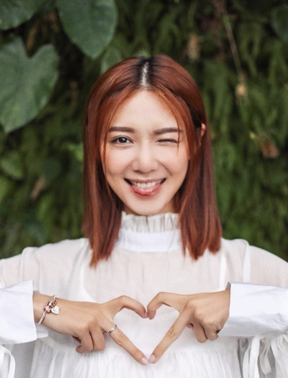 Elva 的雙眼四周皮膚也保持得宜,素顏跟化妝也是沒有分別。 Elva 的雙眼四周皮膚也保持得宜,素顏跟化妝也是沒有分別。