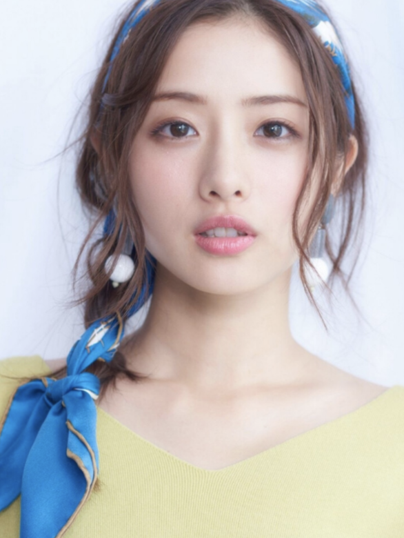 多年來於日本票選最美女星榜上有名的石原里美,肌膚白淨有彈性,猶如 多年來於日本票選最美女星榜上有名的石原里美,肌膚白淨有彈性,猶如