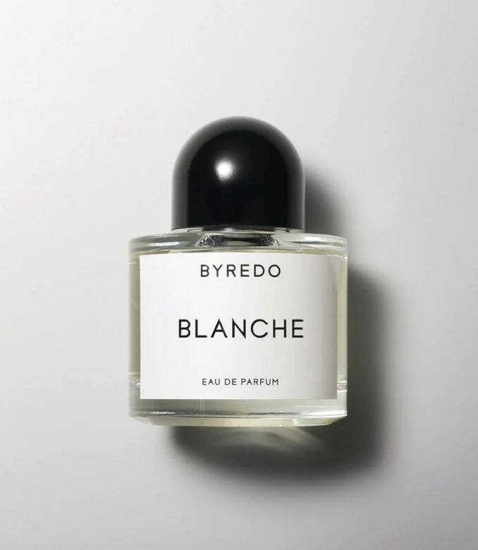 Blanche本身幾乎是透明的 Blanche 蘊含別具代表性的白玫瑰,其經典純淨的優雅配 Blanche本身幾乎是透明的 Blanche 蘊含別具代表性的白玫瑰,其經典純淨的優雅配