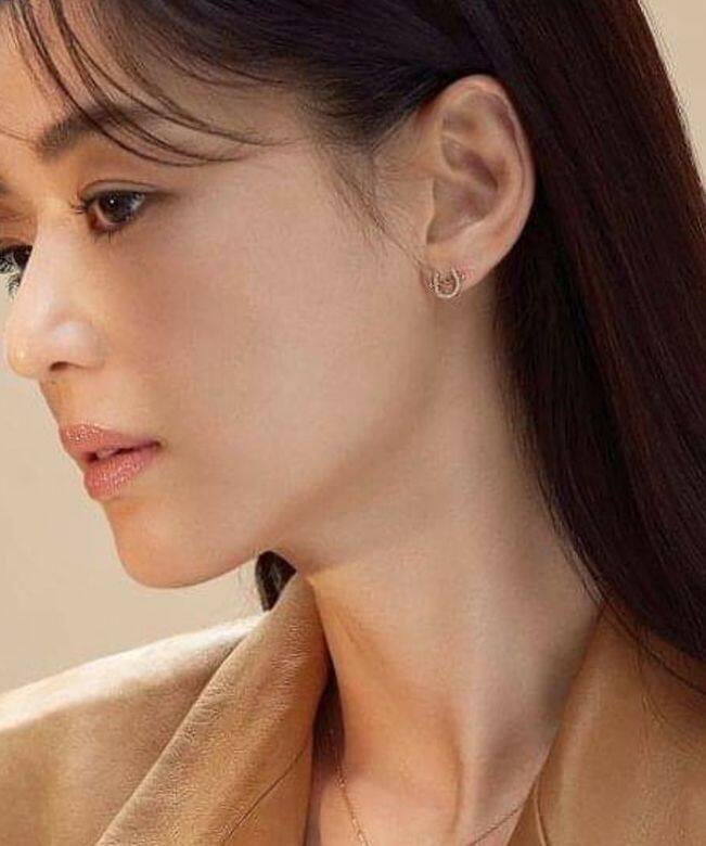 她還發明了一套獨特的美白掌溫法,就是將美白產品取出豆大般均勻地 她還發明了一套獨特的美白掌溫法,就是將美白產品取出豆大般均勻地