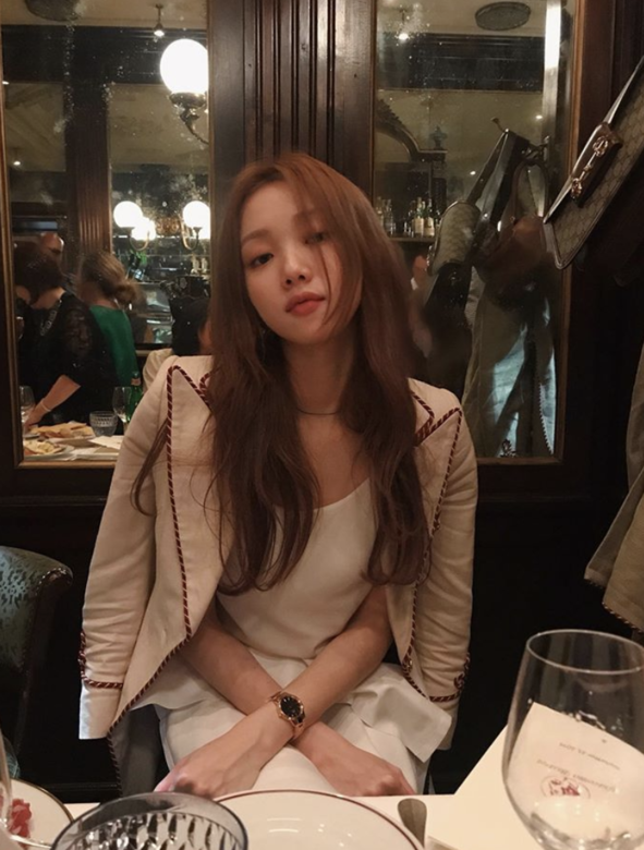 配合她的長髮,看起來優雅溫柔,人見人愛! 配合她的長髮,看起來優雅溫柔,人見人愛!