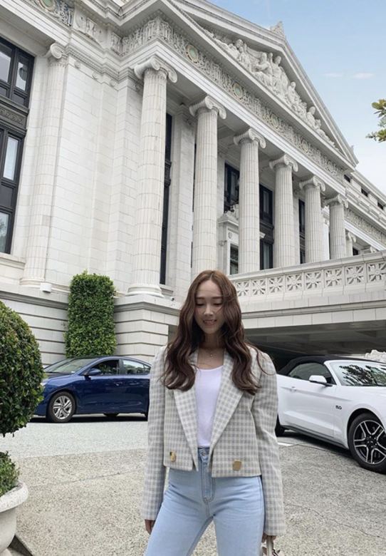 Jesica 就是秧用有如早晨曦的啡紅髮色,搭配鬆軟微鬈髮。微鬈髮造型加上啡 Jesica 就是秧用有如早晨曦的啡紅髮色,搭配鬆軟微鬈髮。微鬈髮造型加上啡