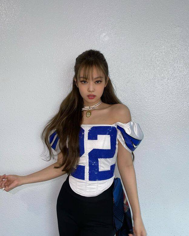 Jennie一直保持中長髮至長髮追型,換上這個金啡色髮色,讓她看起來多添性 Jennie一直保持中長髮至長髮追型,換上這個金啡色髮色,讓她看起來多添性