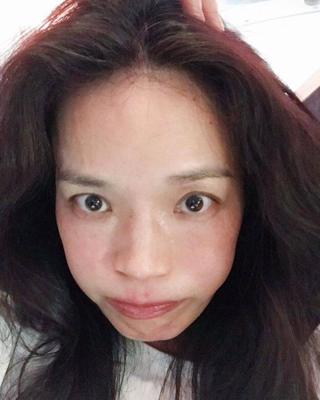 舒淇近年多次分享自己的白髮照,她的前額、頭頂也有白頭髮,她打趣地說 舒淇近年多次分享自己的白髮照,她的前額、頭頂也有白頭髮,她打趣地說