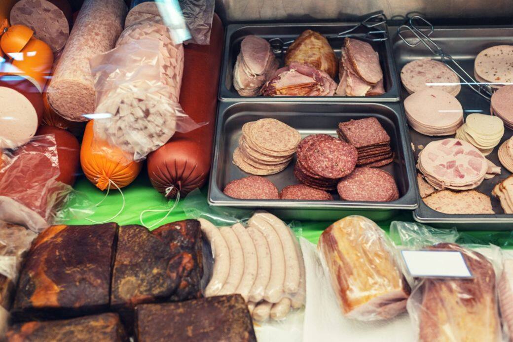 感冒時,應避免吃加工食品,尤其是加工肉類如煙肉、火腿、香腸,還有含糖穀 感冒時,應避免吃加工食品,尤其是加工肉類如煙肉、火腿、香腸,還有含糖穀