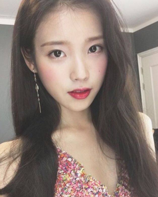 黑髮的IU,更顯她皮膚白淨,讓途人的回頭率提高,也不妨留長黑髮吧。 黑髮的IU,更顯她皮膚白淨,讓途人的回頭率提高,也不妨留長黑髮吧。