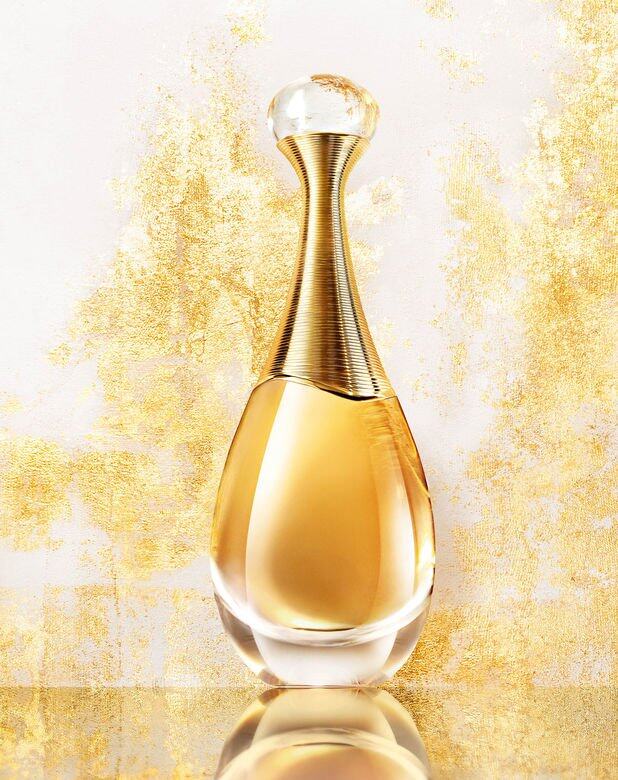 J'adore Absolu香薰瓶沿用華麗而晶瑩的玻璃瓶身,歌頌女性婀娜之美的曲線盛 J'adore Absolu香薰瓶沿用華麗而晶瑩的玻璃瓶身,歌頌女性婀娜之美的曲線盛
