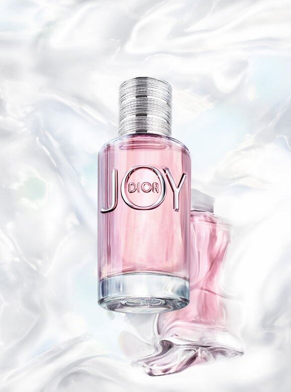 JOY by Dior的前調利用清新的佛手柑和柑橘,再以醛香點綴,帶來芬芳怡人的 JOY by Dior的前調利用清新的佛手柑和柑橘,再以醛香點綴,帶來芬芳怡人的