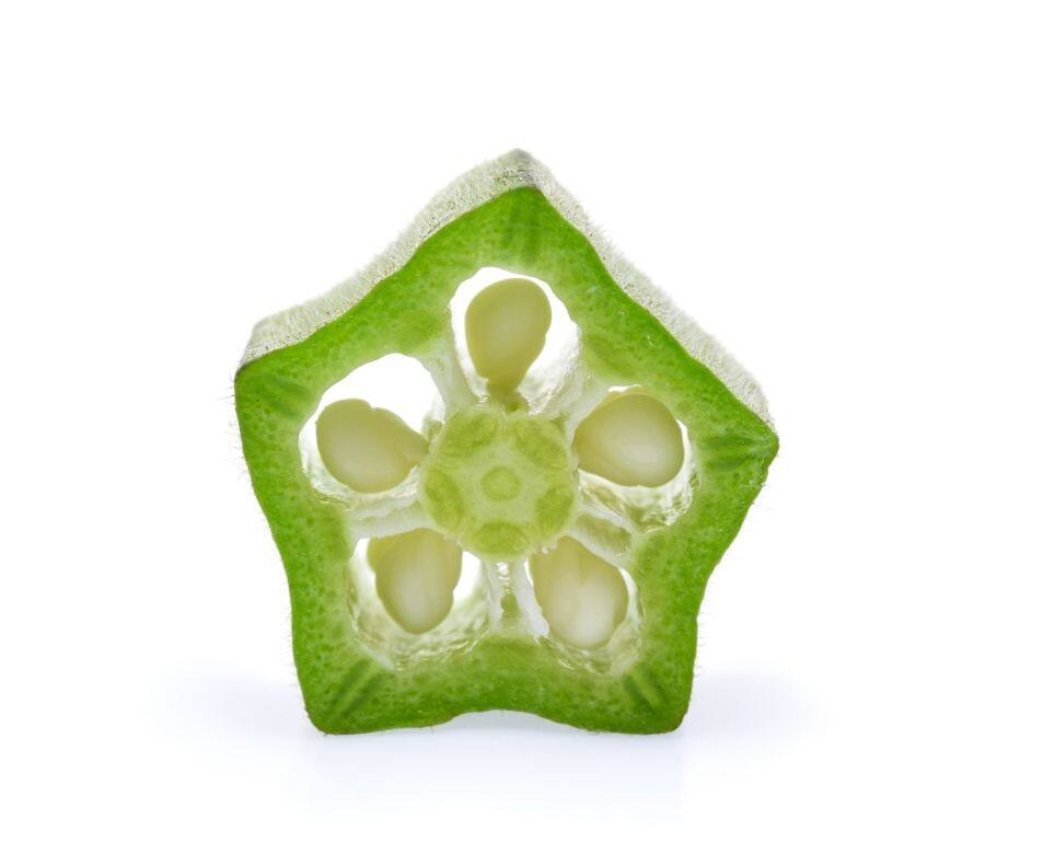 在食用及處理秋葵時,記住避免使用銅、鐵器皿烹飪,否則秋葵會很快地變 在食用及處理秋葵時,記住避免使用銅、鐵器皿烹飪,否則秋葵會很快地變