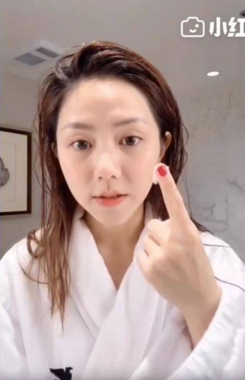 方法非常簡單,在洗臉後在臉上薄塗凡士林,之後用暖毛巾覆蓋住眼睛以 方法非常簡單,在洗臉後在臉上薄塗凡士林,之後用暖毛巾覆蓋住眼睛以