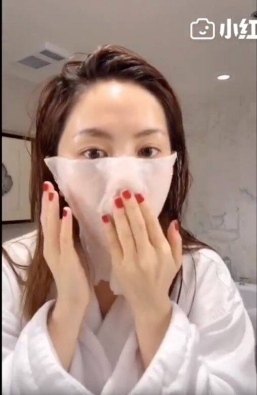 然後用濕毛巾凡士林抺掉就完成,方法既簡單也經濟。 然後用濕毛巾凡士林抺掉就完成,方法既簡單也經濟。