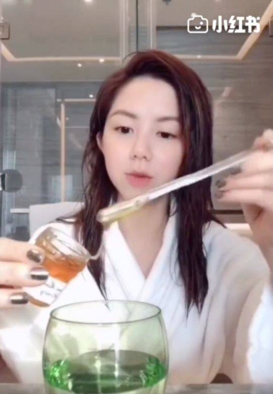 只要蜂蜜加水,留意不能是熱水,因為會破壞蜂蜜結構,破壞蜂蜜的功效。 只要蜂蜜加水,留意不能是熱水,因為會破壞蜂蜜結構,破壞蜂蜜的功效。