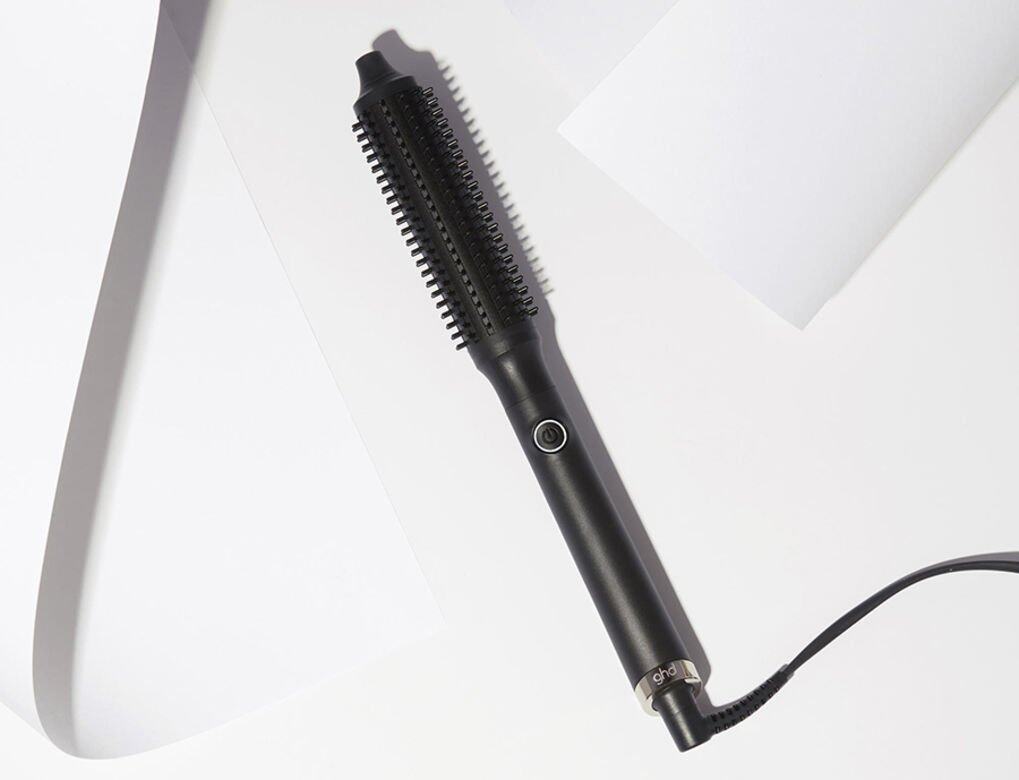 這款全新的3D豐盈熱能梳ghd Rise採用了智能技術,能夠令熱能梳一直維 這款全新的3D豐盈熱能梳ghd Rise採用了智能技術,能夠令熱能梳一直維