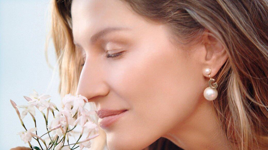 對崇尚自然的Gisele 而言,美容護膚上也不能怠慢,Dior 完美活能系列由品牌的 對崇尚自然的Gisele 而言,美容護膚上也不能怠慢,Dior 完美活能系列由品牌的
