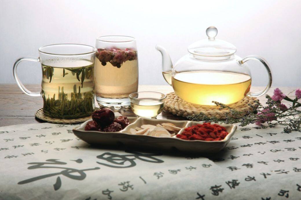 玫瑰花茶當中的豐富維他命C,有助對抗感染,對於緩解喉嚨痛、感冒也有 玫瑰花茶當中的豐富維他命C,有助對抗感染,對於緩解喉嚨痛、感冒也有