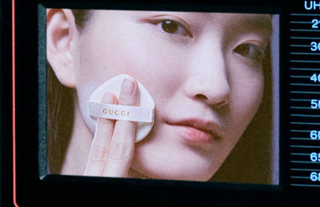 想要跟Edan擁有同樣的Gucci beauty Look,可以先從 Sérum De Beauté Fluide Soyeux 精華底霜開始。 想要跟Edan擁有同樣的Gucci beauty Look,可以先從 Sérum De Beauté Fluide Soyeux 精華底霜開始。