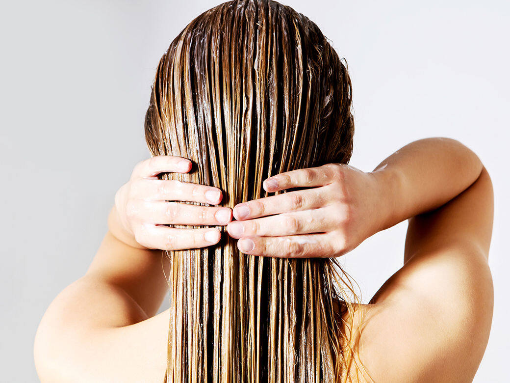 很多人以為每天使用護髮素便能代替髮膜護理，其實護髮素的作用只能