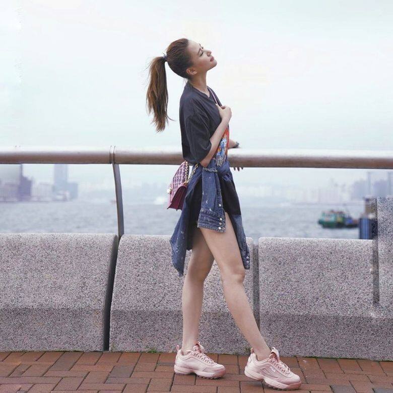 頭小面尖的超蓮紮馬尾非常好看。時下女生們喜歡做運動,一紮起馬尾就 頭小面尖的超蓮紮馬尾非常好看。時下女生們喜歡做運動,一紮起馬尾就