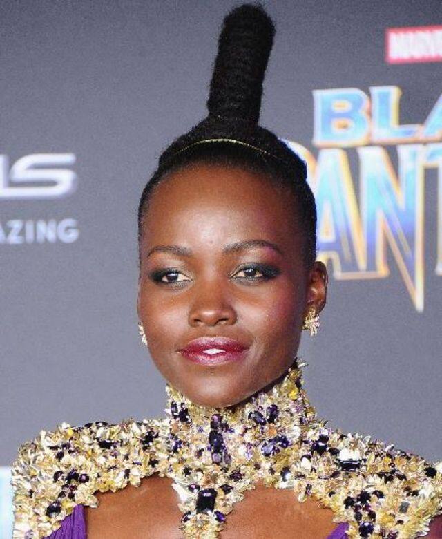 5.Lupita Nyong'o在黑豹中叫人留下深刻印象的Lupita Nyong'o,同樣以超級高髮髻示人 5.Lupita Nyong'o在黑豹中叫人留下深刻印象的Lupita Nyong'o,同樣以超級高髮髻示人