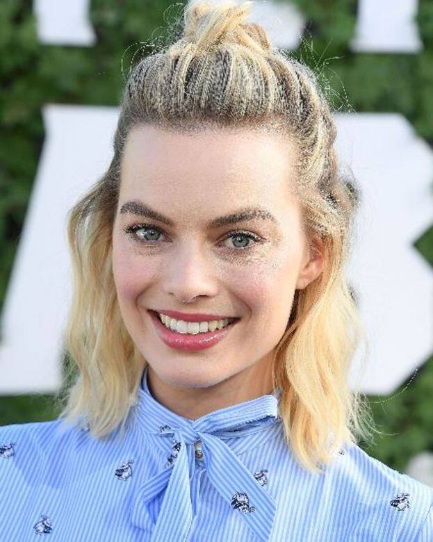 8.Margot Robbie半丸子髮髻髮型繼續是Margot Robbie,她的半丸子髮髻髮型,讓她看起來隨 8.Margot Robbie半丸子髮髻髮型繼續是Margot Robbie,她的半丸子髮髻髮型,讓她看起來隨