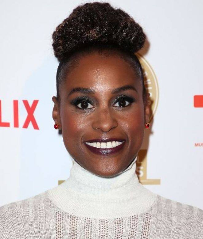 9.Issa Rae辮髮髮髻著名電視劇演員Issa Rae,不太特別的髮型也能駕馭出自我 9.Issa Rae辮髮髮髻著名電視劇演員Issa Rae,不太特別的髮型也能駕馭出自我