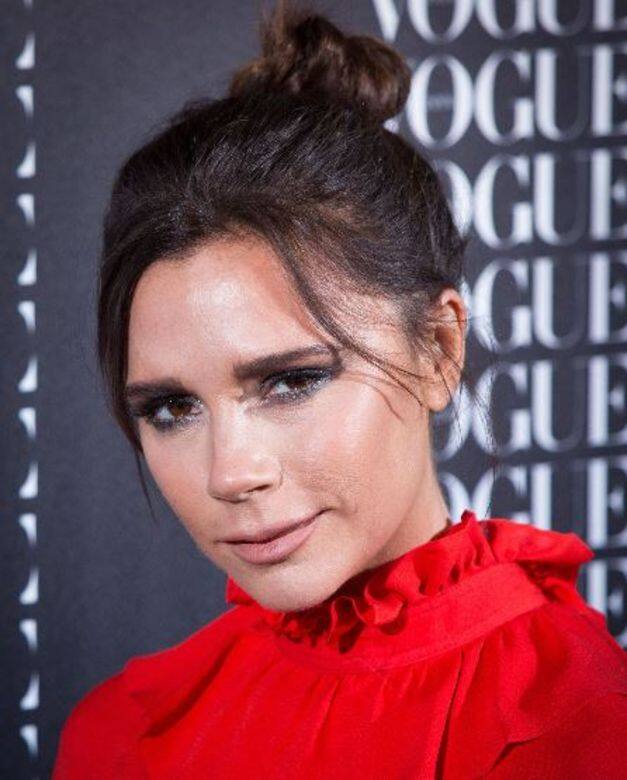 3.碧咸嫂Victoria Beckham VB式時尚髮髻Victoria Beckham的時尚觸覺不容置疑,她這個髮髻造型 3.碧咸嫂Victoria Beckham VB式時尚髮髻Victoria Beckham的時尚觸覺不容置疑,她這個髮髻造型