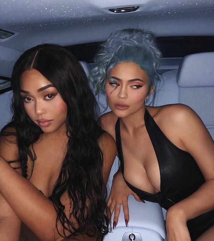 Kylie Jenner 稍為將冰藍色的髮型來一點變化 Kylie Jenner 稍為將冰藍色的髮型來一點變化