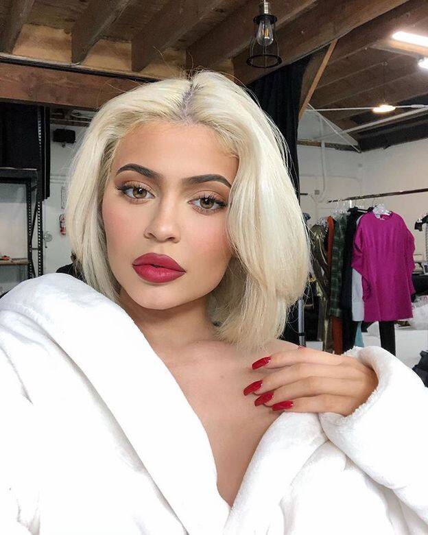 Kylie Jenner 首先剪掉一把長髮 Kylie Jenner 首先剪掉一把長髮