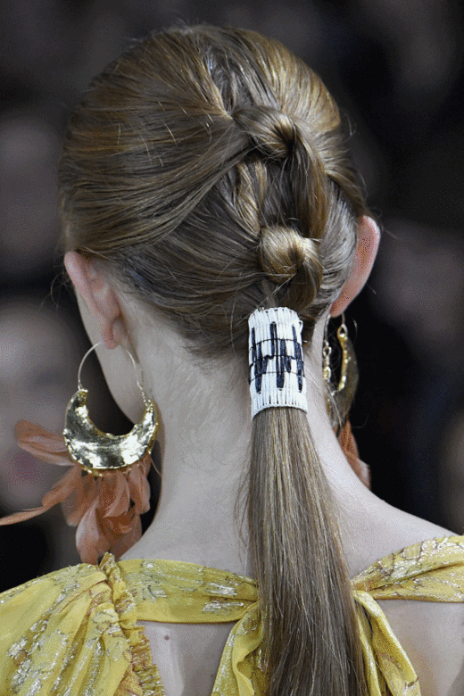 在Ulla Johnson 時裝天橋上，亦為ponytail 馬尾來個變奏。首先利用定型產品撫平毛燥髮