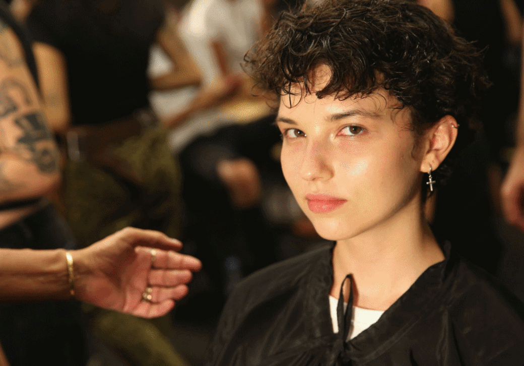 同樣走Effortless Get the look: After shampooing and washing the hair, Odile Gilbert used a curling iron to give hair "a natural texture," then separated curls with her 同樣走Effortless Get the look: After shampooing and washing the hair, Odile Gilbert used a curling iron to give hair "a natural texture," then separated curls with her