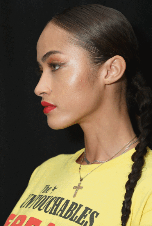 在Cushnie 的天橋上,亦不難發現model 以braided ponytail 馬尾造型示人,令髮型更乾淨清新,同 在Cushnie 的天橋上,亦不難發現model 以braided ponytail 馬尾造型示人,令髮型更乾淨清新,同