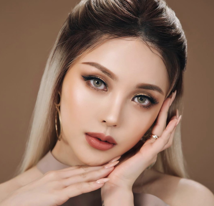 所謂的#奶油冷萃髮色,以潤澤感高的淺啡色調為主色,配以奶油色或淺金 所謂的#奶油冷萃髮色,以潤澤感高的淺啡色調為主色,配以奶油色或淺金