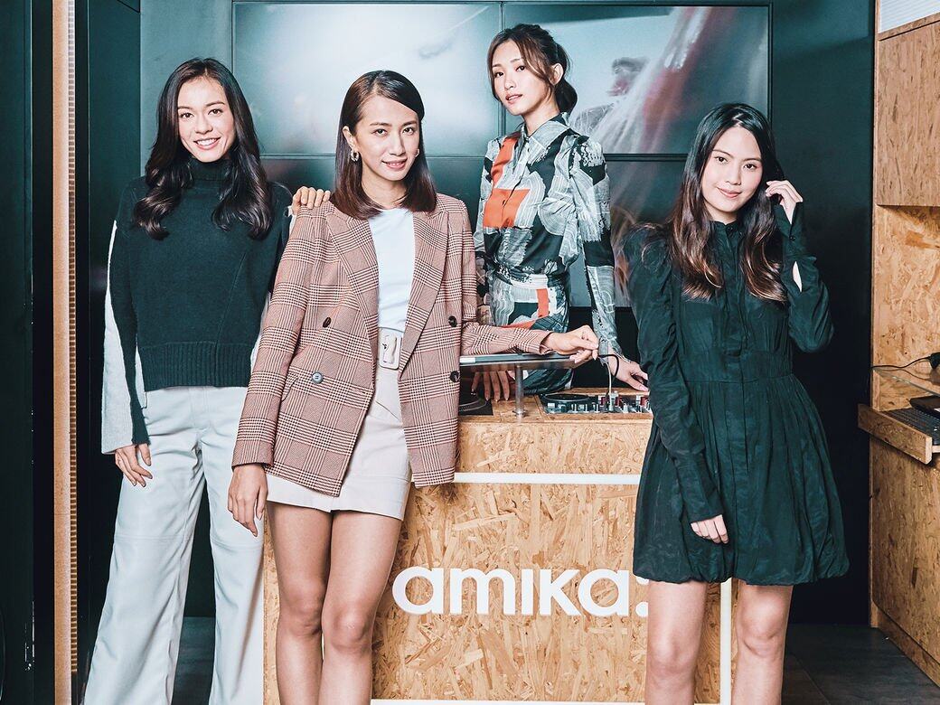 四位ELLE Girls來到amika的專門店,了解他們配方創新的植物蛋白深層養護系列。 四位ELLE Girls來到amika的專門店,了解他們配方創新的植物蛋白深層養護系列。