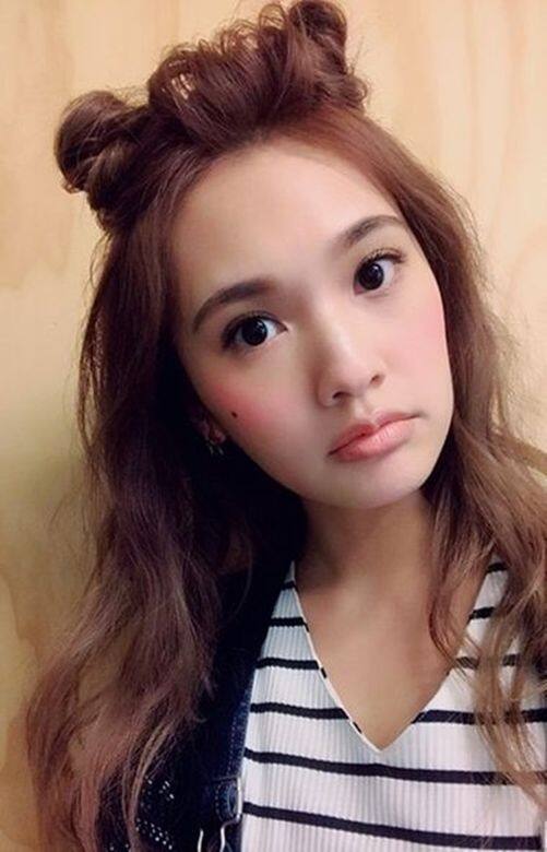 不想梳起住全部頭髮的話,可以像楊丞琳般只梳部份頭髮作雙丸子頭,重 不想梳起住全部頭髮的話,可以像楊丞琳般只梳部份頭髮作雙丸子頭,重