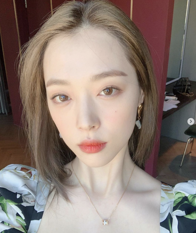 前F (x) 成員Sulli,不矯揉的形象深得人心,經常換染髮髮的她的最新髮色是 前F (x) 成員Sulli,不矯揉的形象深得人心,經常換染髮髮的她的最新髮色是
